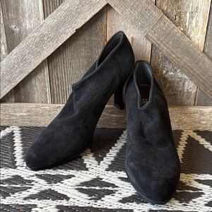 Stuart Weitzman | Suede Pull on Heels